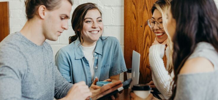 Collègues assis à table prenant une pause café