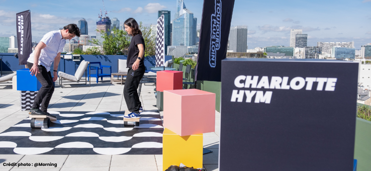 Charlotte Hym, skateuse professionnelle donne un cours à un monsieur