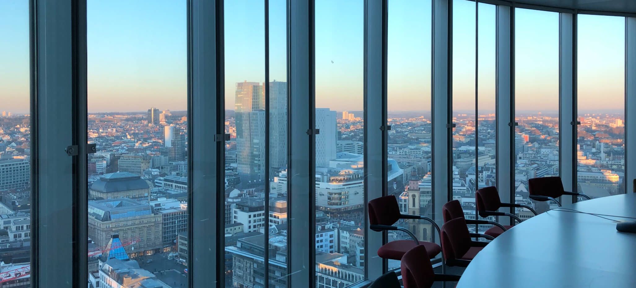 Vue panoramique d'un bureaux en haut d'une tour 
