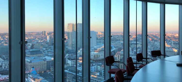 Vue panoramique d'un bureaux en haut d'une tour 