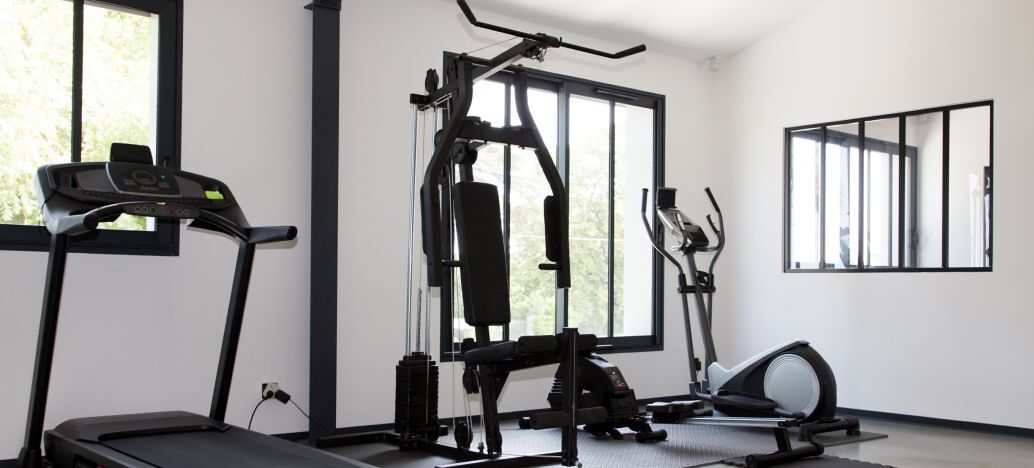 Salle de sport lumineuse au bureau