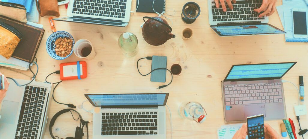Vue plongeante d'un bureau lors d'un brainstorming d'équipe