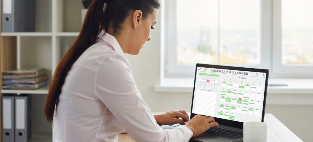 Une femme qui organise son planning de travail