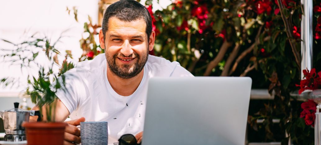 Homme qui travail en terrasse au soleil