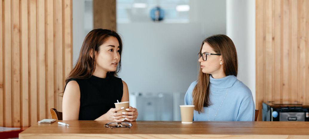 Deux collègues entrain de discuter autour d'un café