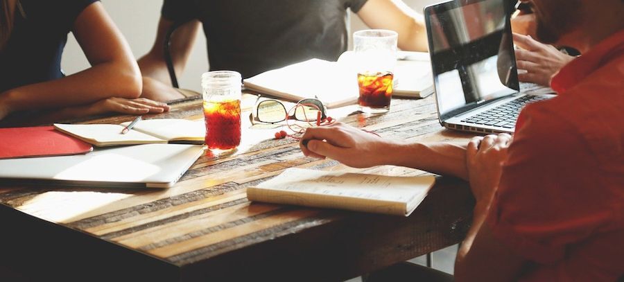 Session de brainstorming dans un bureau