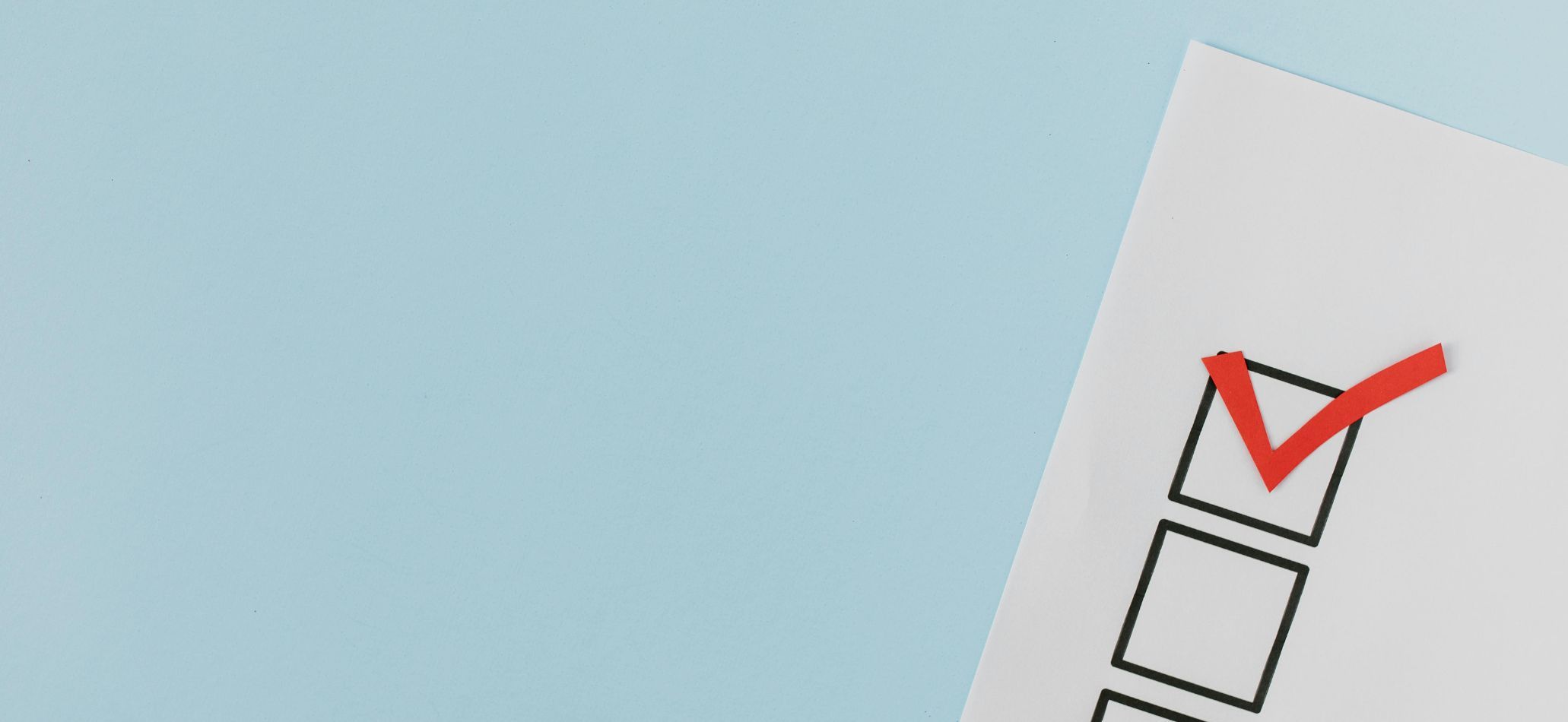 checklist avec une case cochée en rouge