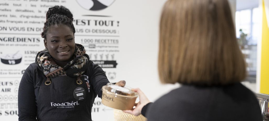 Distribution d'une salade FoodChéri lors d'une pause déjeuner.