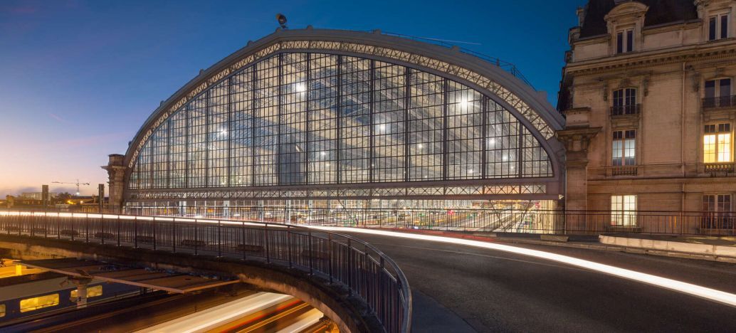La gare Saint-Jean à Bordeaux vue de nuit.