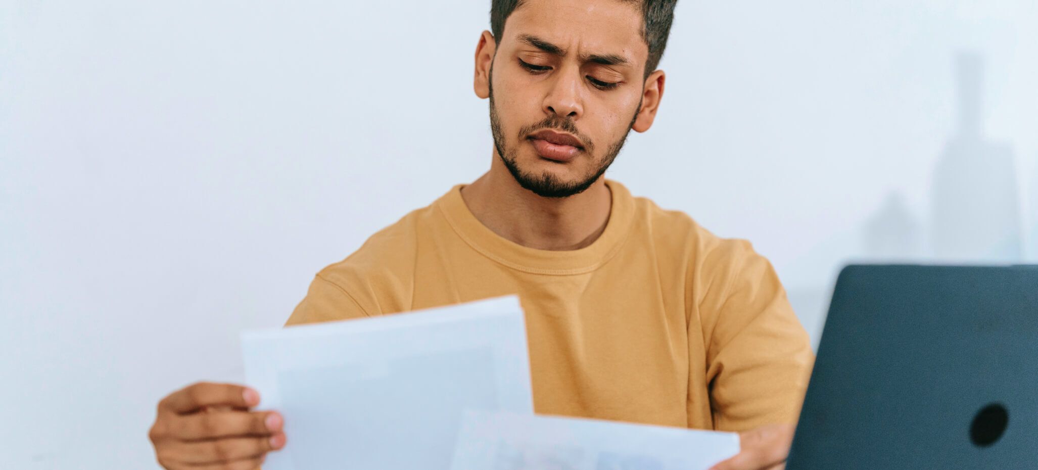 Un homme cherche à comprendre un contrat