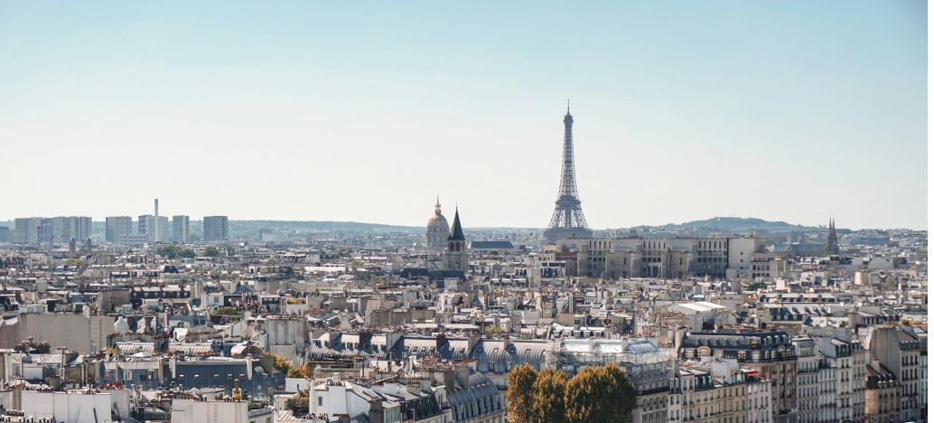 Une vue de jour sur Paris avec la tour eiffel en arrière plan