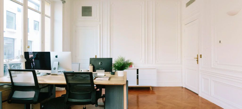 Un open space meublé avec du mobilier de seconde main par Bluedigo