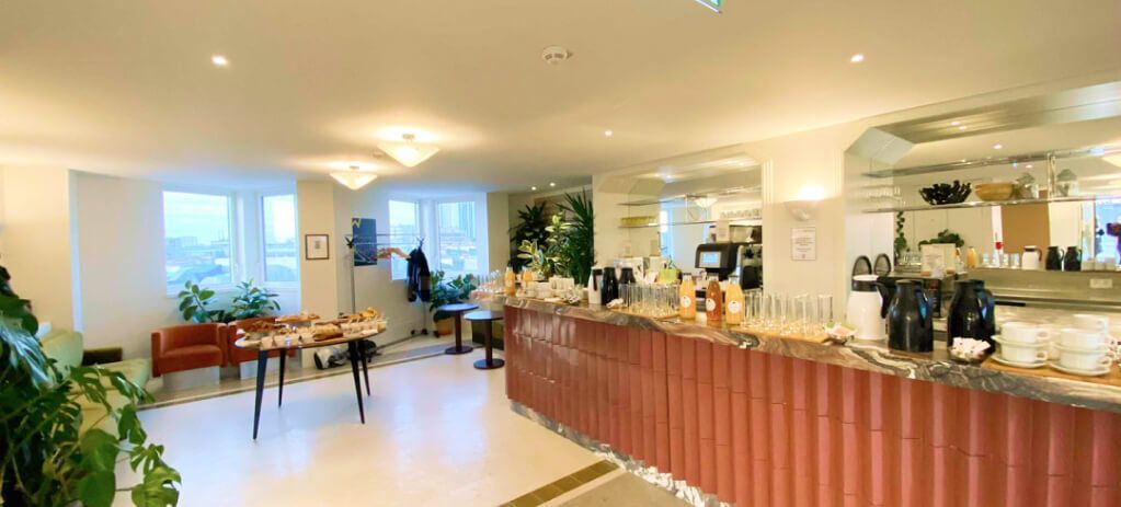 Espace convivial au Newtown Square Montparnasse