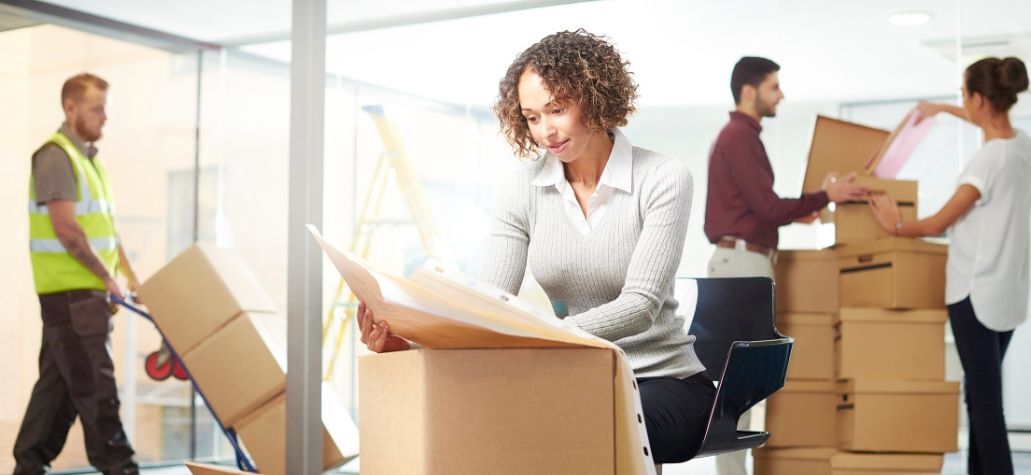 Une office manager entrain de gérer un déménagement