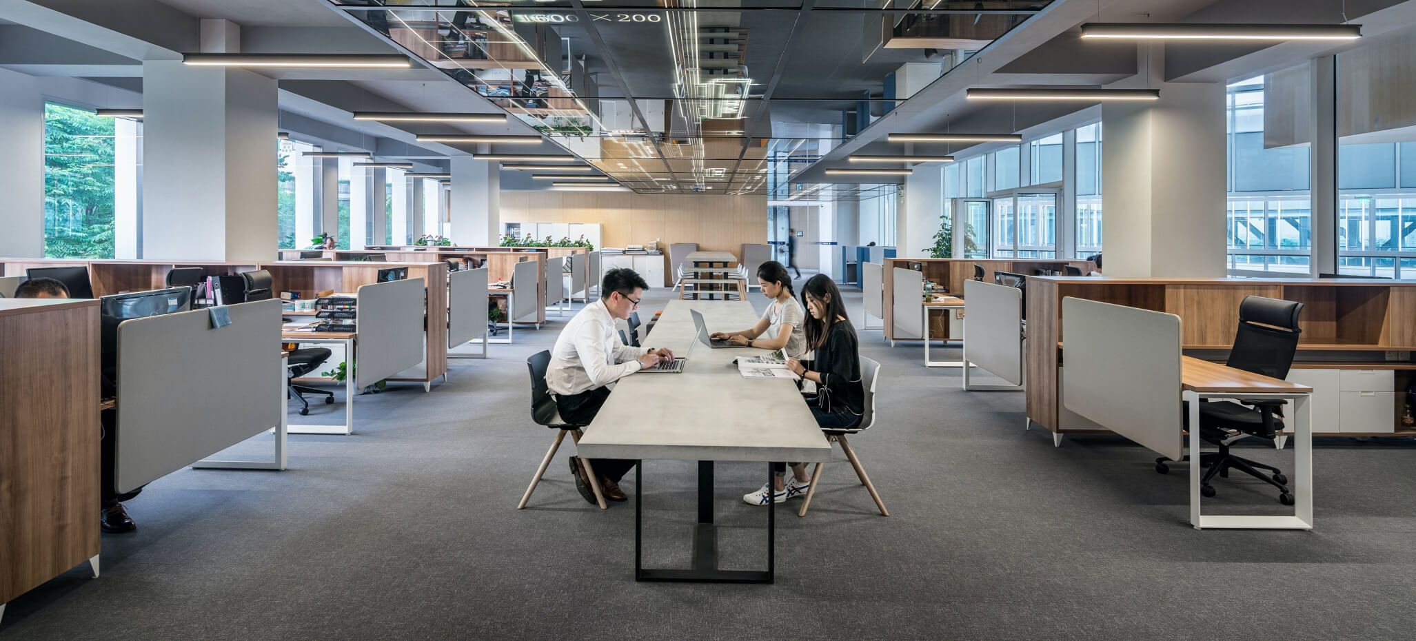 Vue d'un open space dans un coworking 