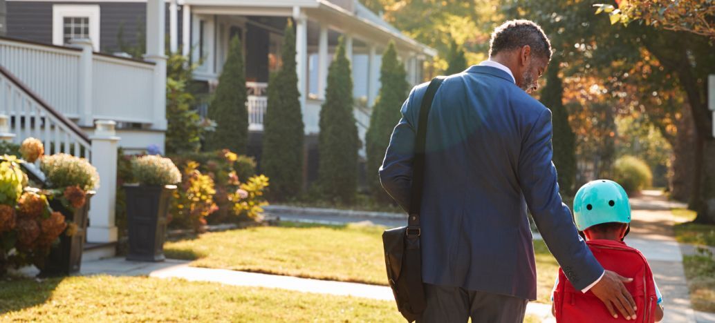 Un père est avec son fils dans un quartier