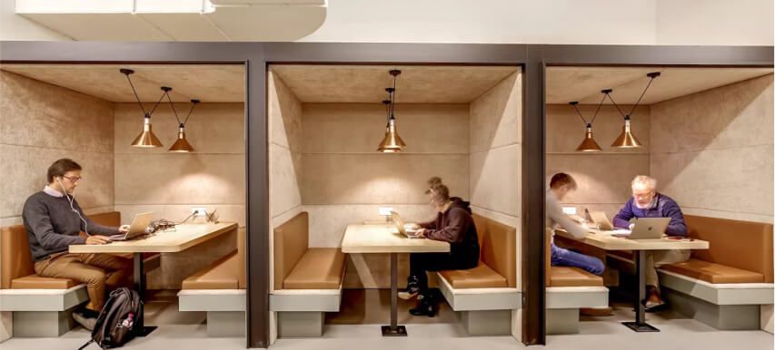 Vue d'une phonebox au Spaces Réaumur, nouveau locaux d'Hones en coworking