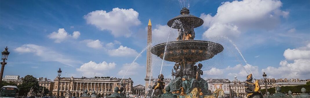 Fontaine de la place de la concorde au premier plan, hotel de la marine et obélisque de Louxor au deuxième plan
