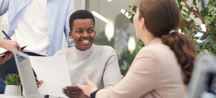 Individus au travail, au bureau, en pleine réunion