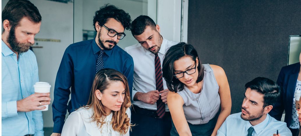 Groupe de collègue au bureau en réunion