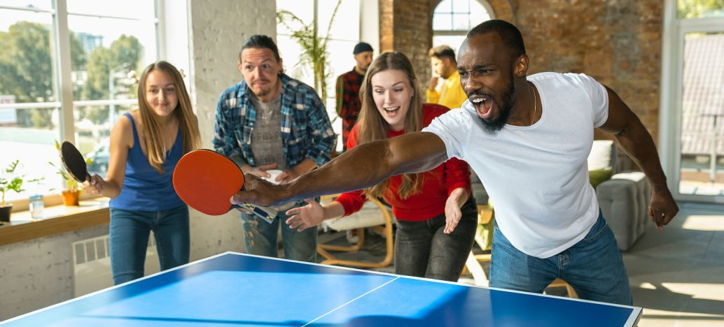 Des collaborateurs en entreprise entrain de jouer au ping pong