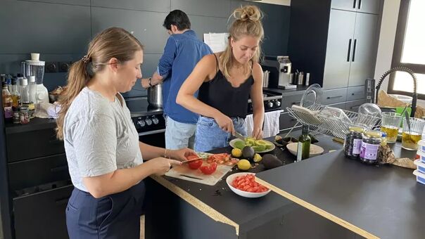 salariés préparant leurs repas du midi dans la cuisine de leur entreprise