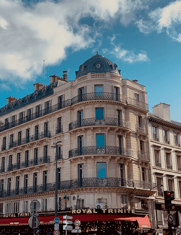 Café trinité au coin d'une façade haussmannienne