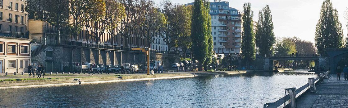 Quais et canal Saint-Martin avec façades parisiennes sur l'autre rive