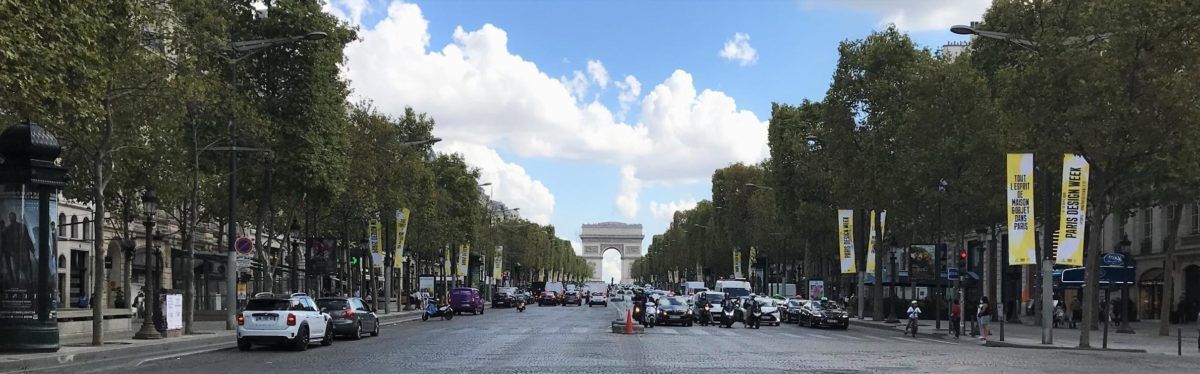 Avenue des champs Elysées avec l'arc de triomphe en bout de rue