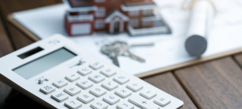 une calculette posée sur un bureau