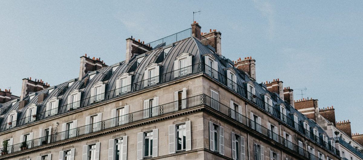 Haut de bâtiment haussmannien en coin de rue