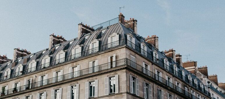 Haut de bâtiment haussmannien en coin de rue