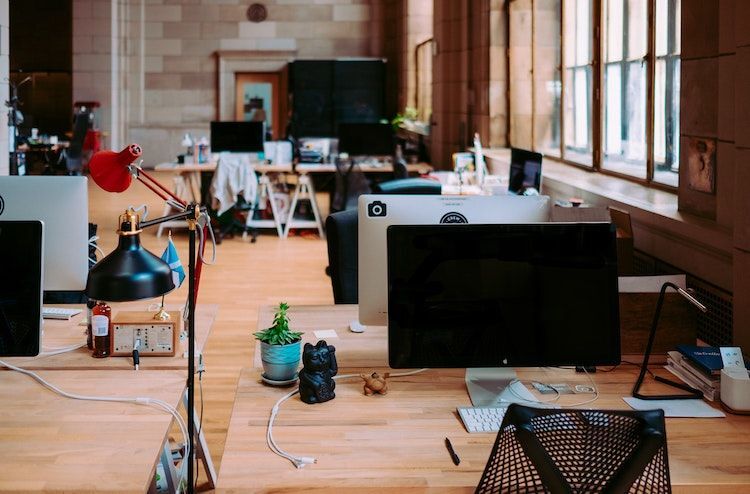 Bureaux avec ordinateurs dans un open space