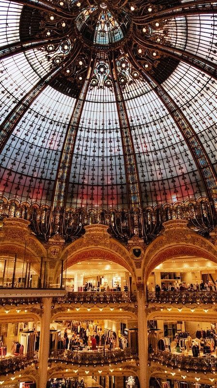 Intérieur des galeries Lafayette boulevard Haussmann, vue sur les boutique et la coupole en verre du toit 