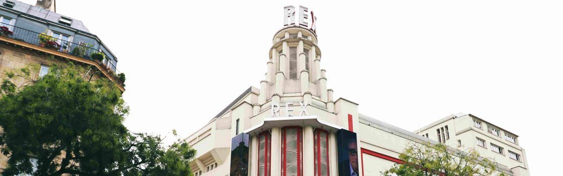 haut de la façade du grand rex avec ciel blanc en fond