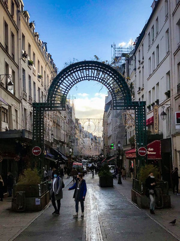 Rue de Montorgueil avec au centre l'arche d'entrée de la rue piétonne