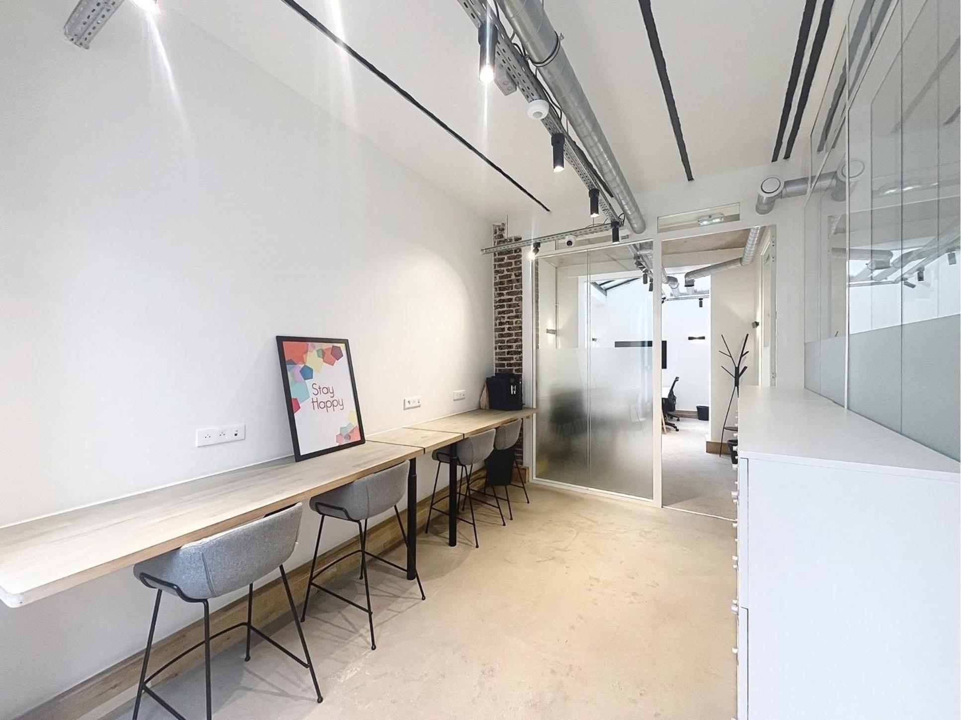 Image des bureaux au 33 Rue Truffaut, Paris 17  - Bureaux à louer